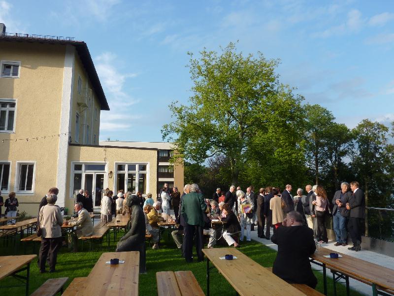 unter dieser rasenflaeche befindet sich der neue hoersaal der akademie mit aussicht auf den starnberger see www.muenchenfenster.de