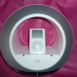 Dieses Geraet laesst sich leider nicht oeffnen ohne es zu zerstoeren,da es verklebt ist. www.muenchenfenster.de