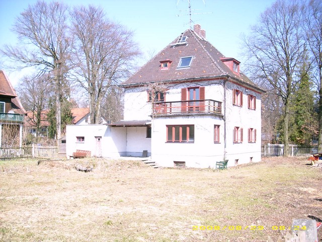 Dieses schoene alte Haus musste mitseinem grossen Garten mit Baumbestand einem Wohngebäude mit Sargdisign weichen www.muenchenfenster.de