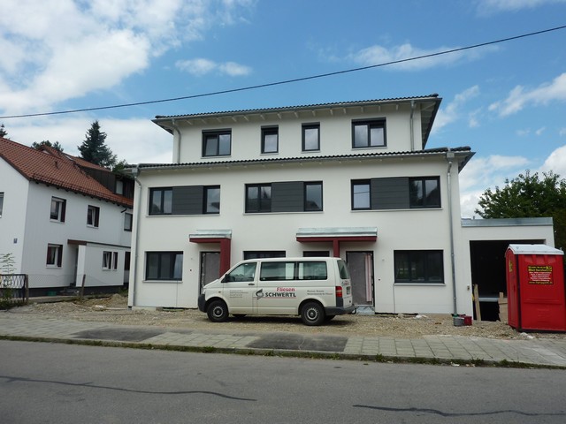 So sieht es jetzt aus, ein innovativer riesiger Betonklotz mist wenig Gruen aussen rum www.münchenfenster.de