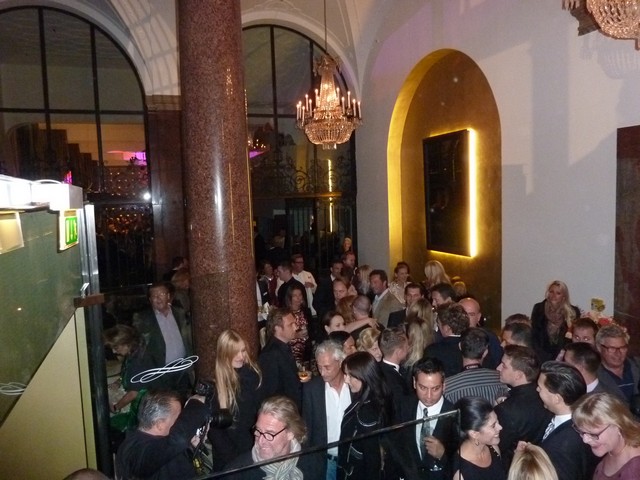 Geldene Gaeste aus Politik,Wirtschaft und Kultur feierten ddie Eroeffnung bis spaet in die Nacht. www.muenchenfenster.de