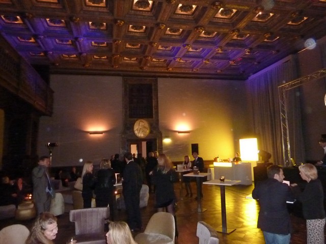 Geldene Gaeste aus Politik,Wirtschaft und Kultur feierten die Eroeffnung bis spaet in die Nacht. www.muenchenfenster.de