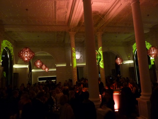 Geldene Gaeste aus Politik,Wirtschaft und Kultur feierten ddie Eroeffnung bis spaet in die Nacht. www.muenchenfenster.de