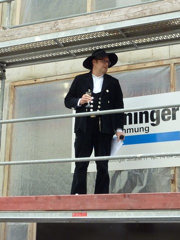 Zum Richtfest spricht der Zimmermann www.muenchenfenster.de