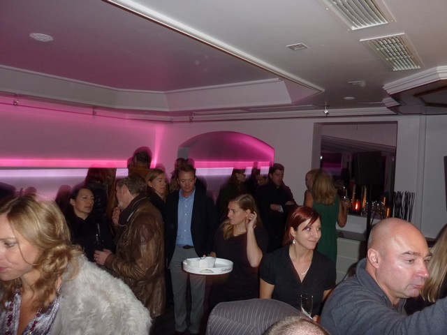 Gaeste bei der Eroeffnung im CUBE www.muenchenfenster.de