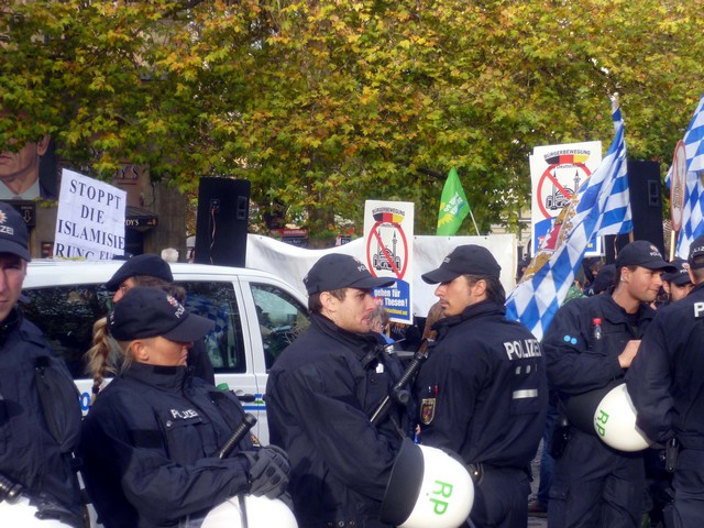 Diese wenigen Demonstranten moechten kein Islamzentrum miten in Muenchen www.muenchenfenster..de
