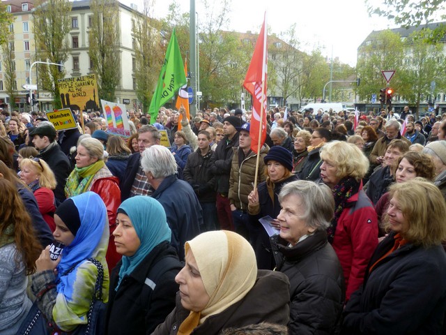 Die Gegendemontstranten moechten natuerlich das Islamzentrum in Muenchen