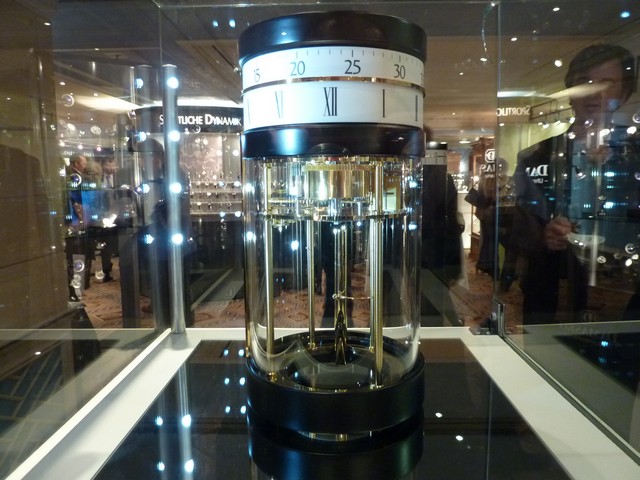 Neueartige aufziehbare Digital -Uhr aus einer Muenchner Uhrenmanufaktur www.muenchenfenster.de