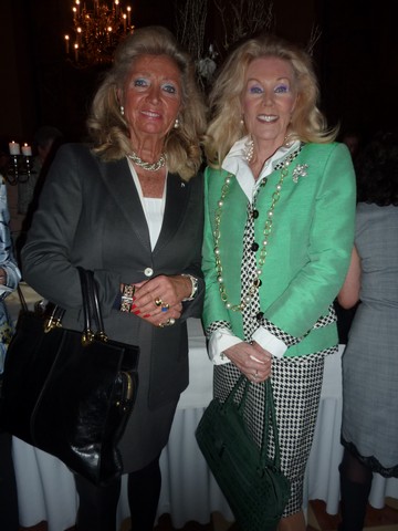 Giesela Westphal und Birgitt Bergen im Kaisersall beim Silbertee www.muenchenfenster.de