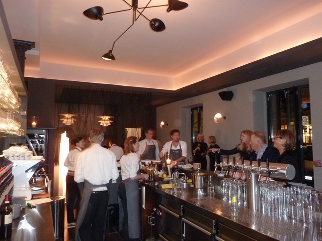 Die schoene grosse exclusive Bar im PANTHER www.muenchenfenster.de