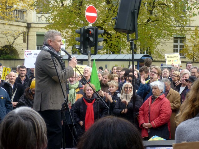 OB-Kandidat Herr Dieter Reiter setzt sich fuer den Baus des Ilamzentums auf der heutigen Demo ein