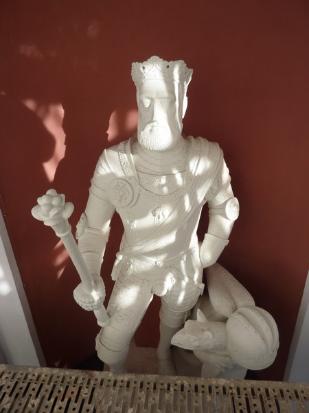 Eine der Fguren an der Fassade