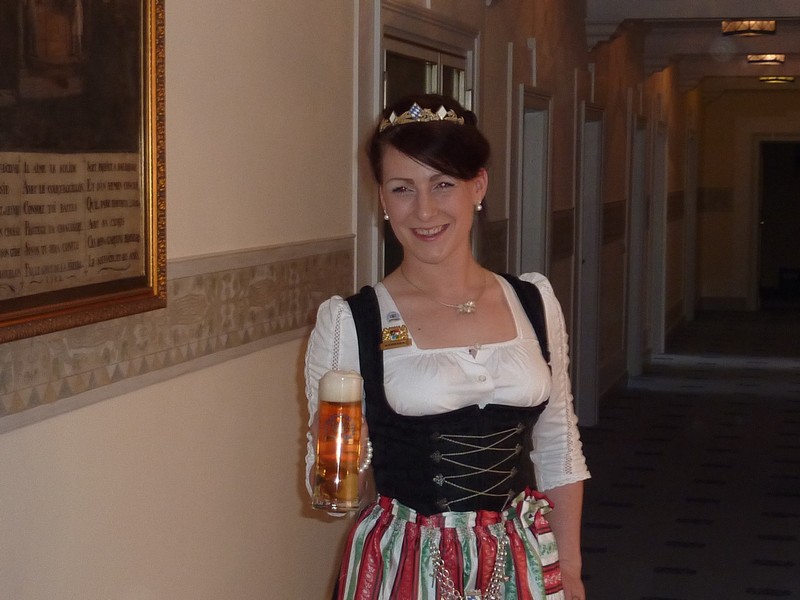Unsere schöne amtierende Bierkönigin aus Garmisch Barbara Hostmann www.muenchenfenster.de