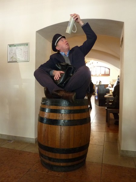 Fonsi in seinem Element Bier haben fertig www.muenchenfenster.de