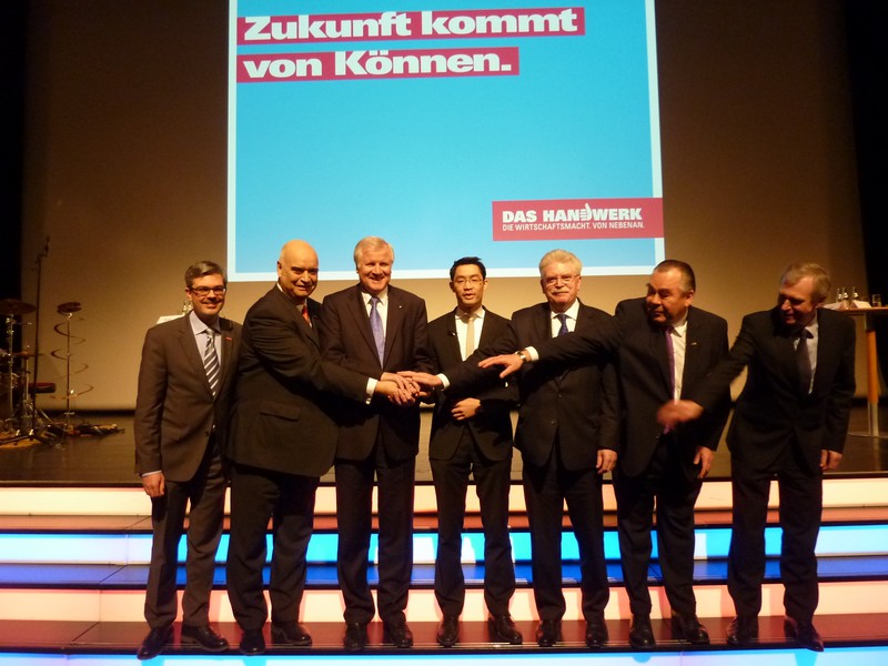 Gruppenbild der Zur Eröffnungsfeier der Internationalen Handwerksmesse 2013 www.muenchenfenster.de