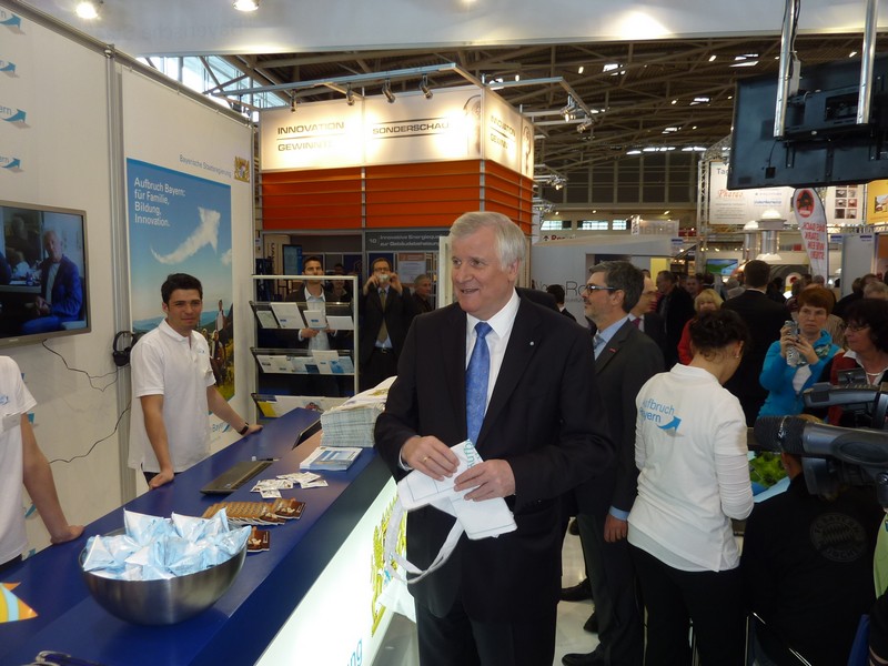 Der Bayerische Ministerpräsident orientiert sich persönich auf der internationalen Handwerksmesse 2013 www.muenchenfenster.de