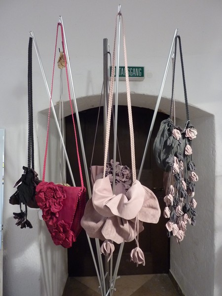 Das ist angewandte Kunst, diese kunstvoll gestalteten Handtaschen www.muenchenfenster.de