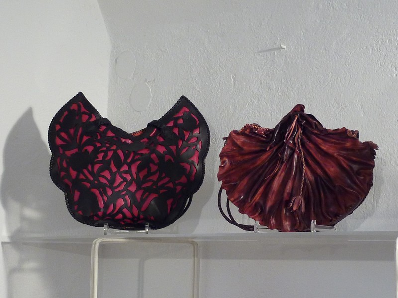 Das ist angewandte Kunst, diese kunstvoll gestalteten Handtaschen www.muenchenfenster.de