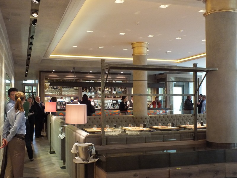 Die geschmackvolle Hauptgastraums im neuen Kuffler-Restaurant www.muenchenfenster.de