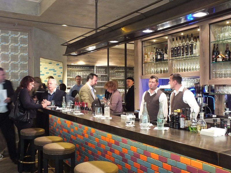 Die geschmackvolle Theke des Hauptgastraums neuen Kuffler-Restaurant www.muenchenfenster.de