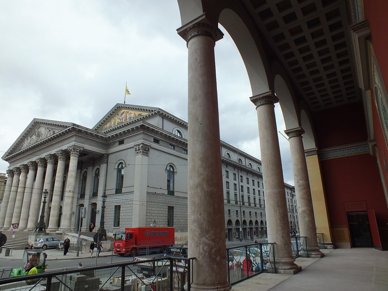 Diesen herrlichen Ausblck auf die Oper können die Gäste im Kuffler Resaurant an der Oper geniessen www.muenchenfenster.de