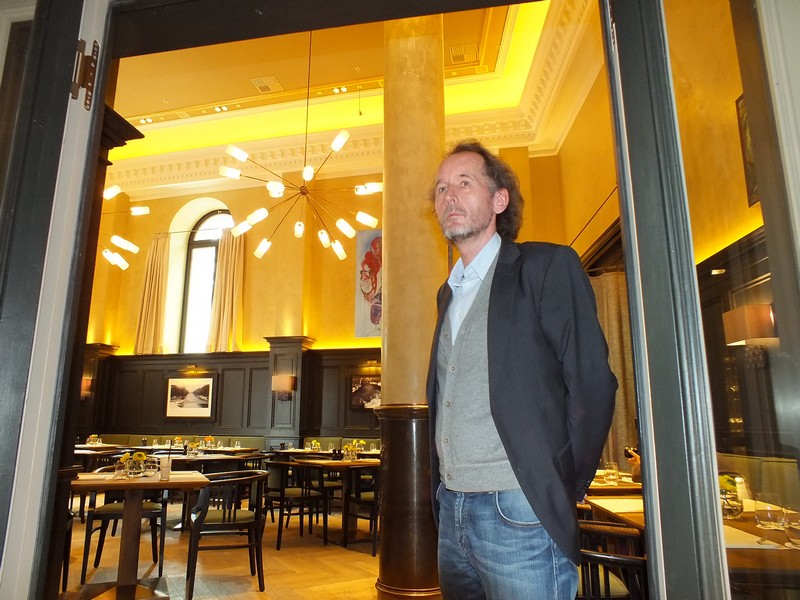 Architekt Gerhard Zobler vor dem Pak Room www.muenchenfenster.de