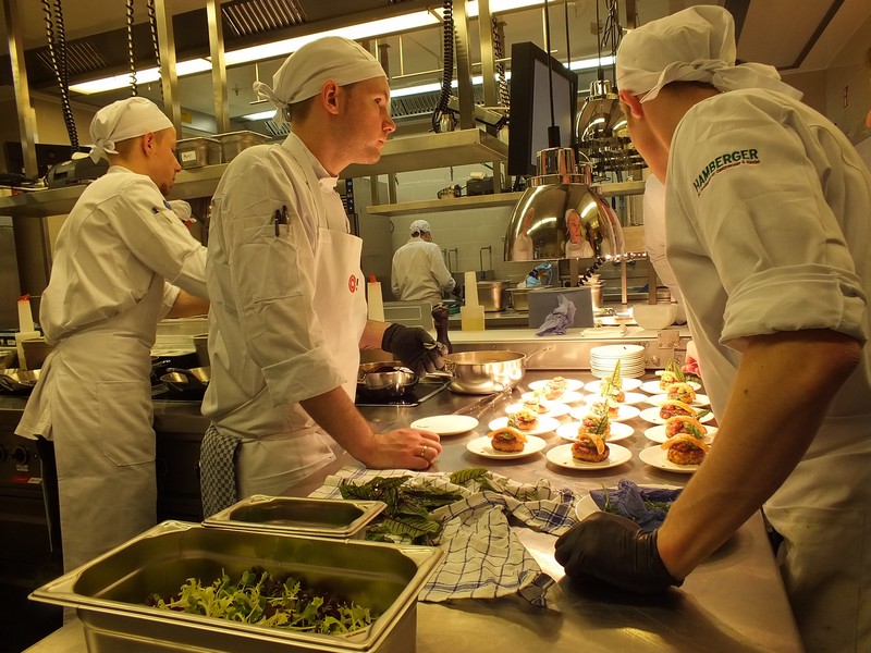 Ein Blick in die hochmoderne Küche www.muenchenfenster.de