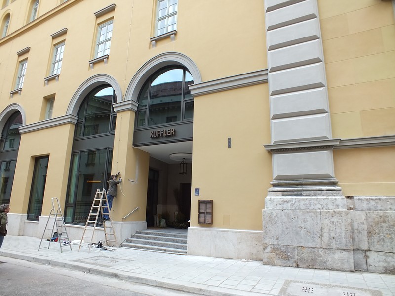 Der Eingang zum Kuffler-Restaurant im Palais an der Oper www.muenchenfenster.de