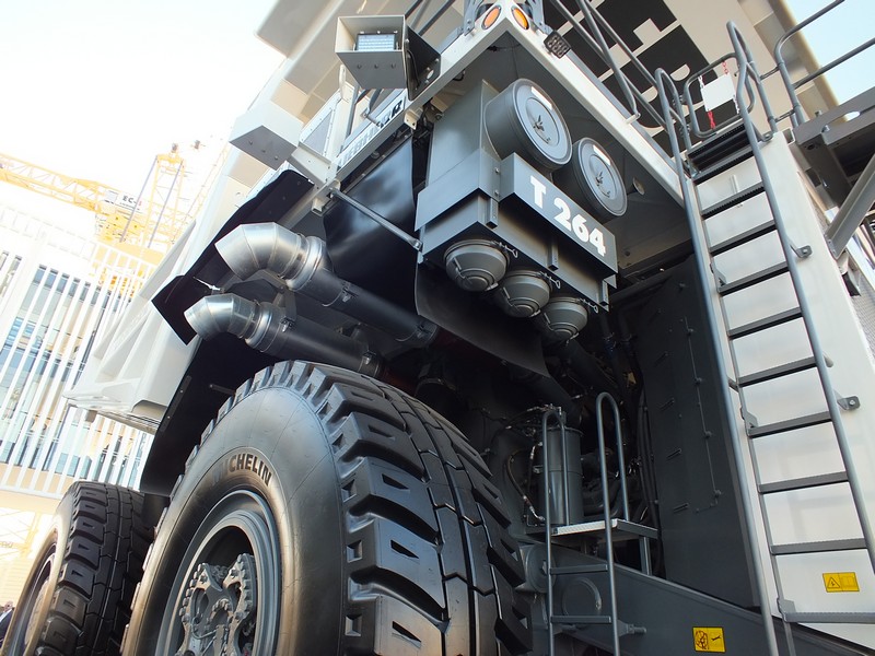 Gewaltige Baumaschinen sind auf der Bauma 2013 zu bestaunen www.muenchenfenster.de