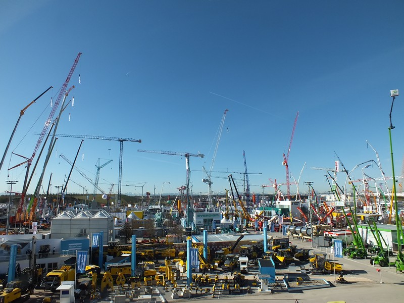 Eine sehr grosse Vielfalt an Baumschinen sind hier auf dem Freigelände zu sehen www.muenchenfenster.de