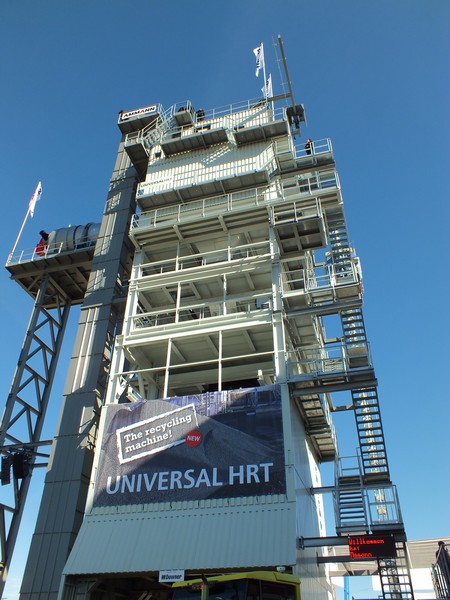 Riesige Anlagen sind hie rauf dem Freigelände der Bauma 2013 aufgebaut www.muenchenfenster.de