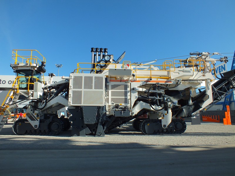 Eine gewaltige Maschine für den Strassenbau auf der Bauma 2013 www.muenchenfenster.de