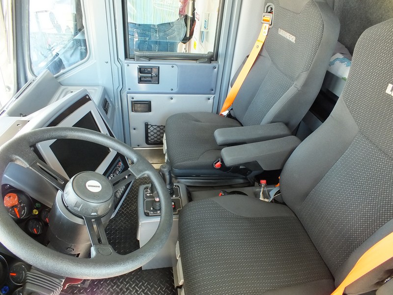 So schoen bequem ist das Führerhaus des Monsterrucks er lässt sich leichter fahren als ein PKW www.muenchenfenster.de