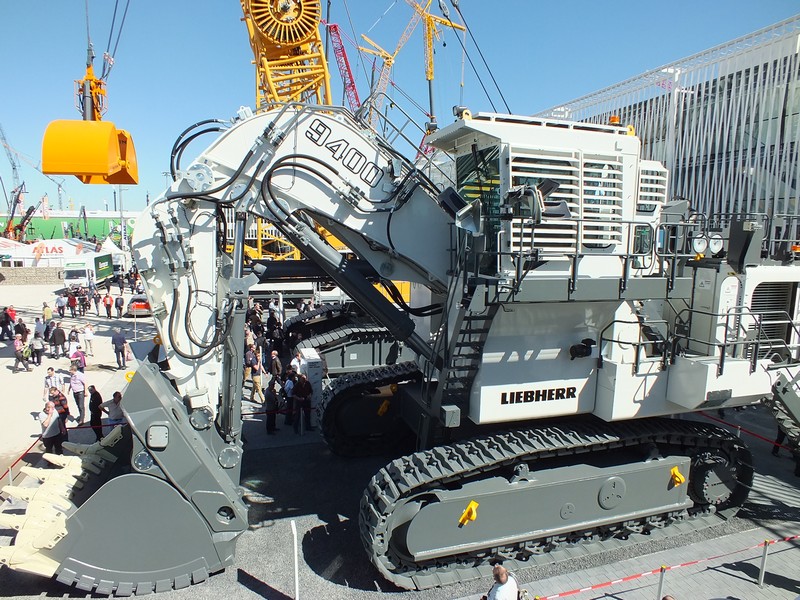 Ebenfalls ein Gigant der Firma Liebherr,ein 400 Tonnen schwerer Bagger fuer den Tagebergbau,diesen Bagger gibt es noch in einer 800 Tonnen Ausfürung www.muenchenfenster.de