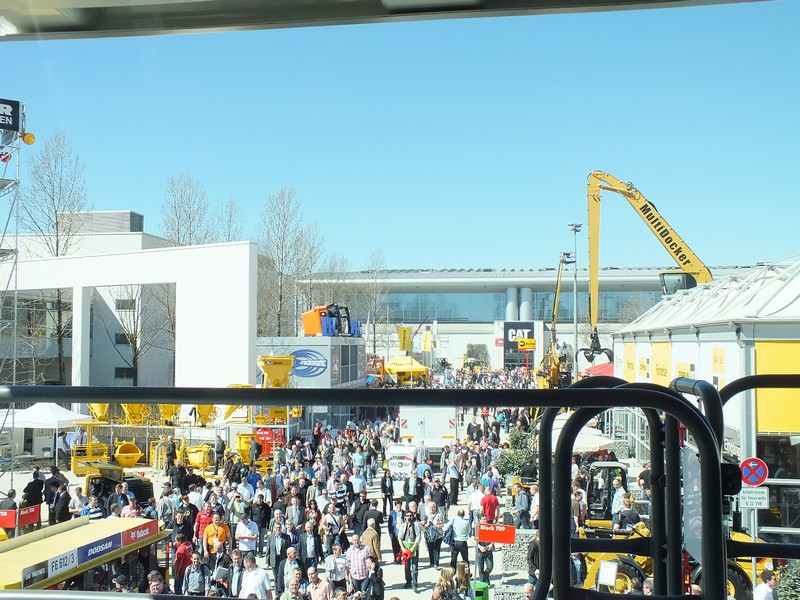 So sieht der Fahrer des Monstertrucks seine Fahrstrecke www.muenchenfenster.de