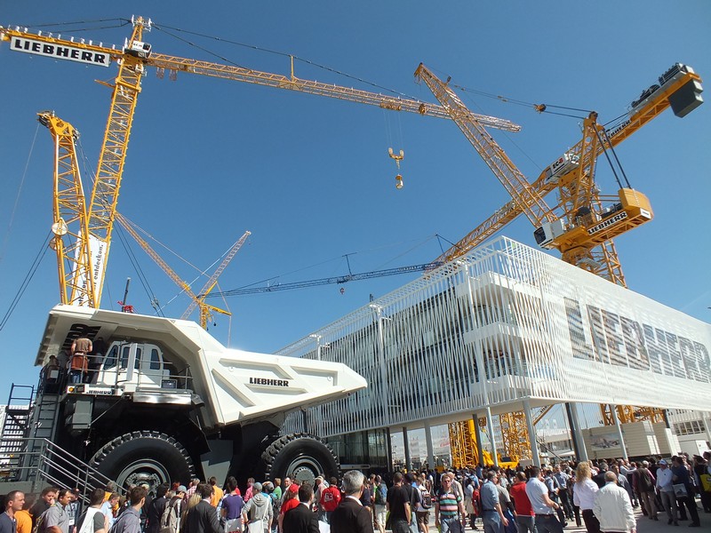 Dieser riesen Monstertruck von der Firma Libherr wird fuer oberirdischen Tagebau eingesetzt. Der Truck mit seinen 3000 Ps wird in USA gebaut. www.muenchenfenster.de