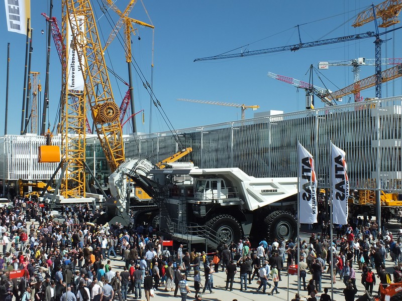 Gleich nach der Eröffnung der bauma 2013 strömten die Besucher auf das Freigelämde www.muenchenfenster.de