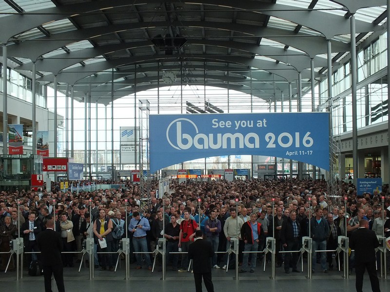 Grosser Andrang auf die weltgrösste Messe für Bau und Maschinen in München,die Bauma 2013 www.muenchenfenster.de