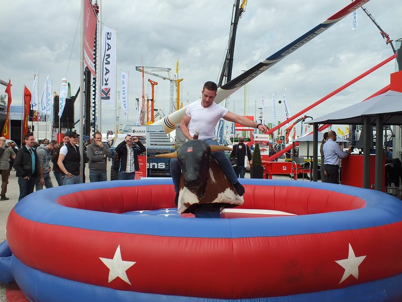 Nicht mehr lange dauert dieser Ausritt auf der Bauma 2013 www.muenchenfenster.de