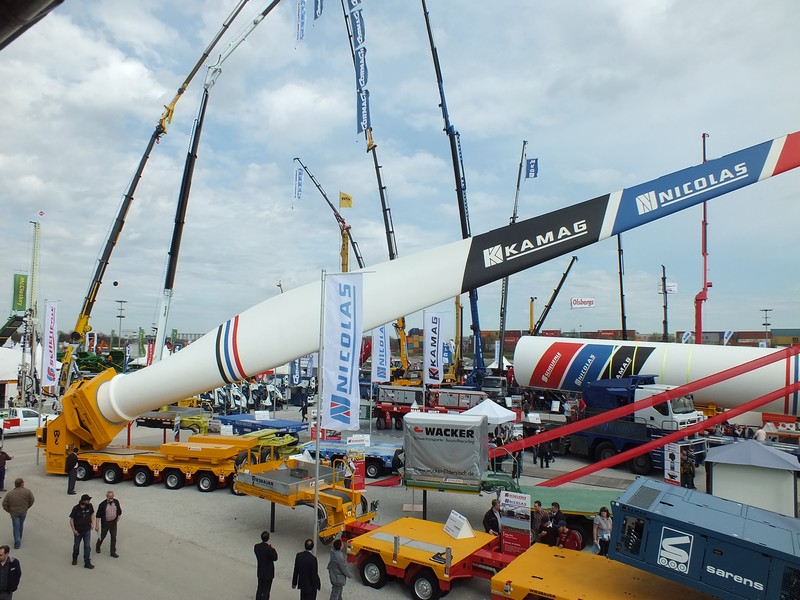 Spezialtransporter für die grossen Windrad-Flügel auf der Bauma 2013 www.muenchenfenster.de