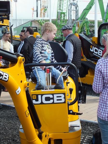 Frueh uebt sich was mal ein guter Baumaschinenfahrer werden will auf der Bauma 2013 www.muenchenfenster.de