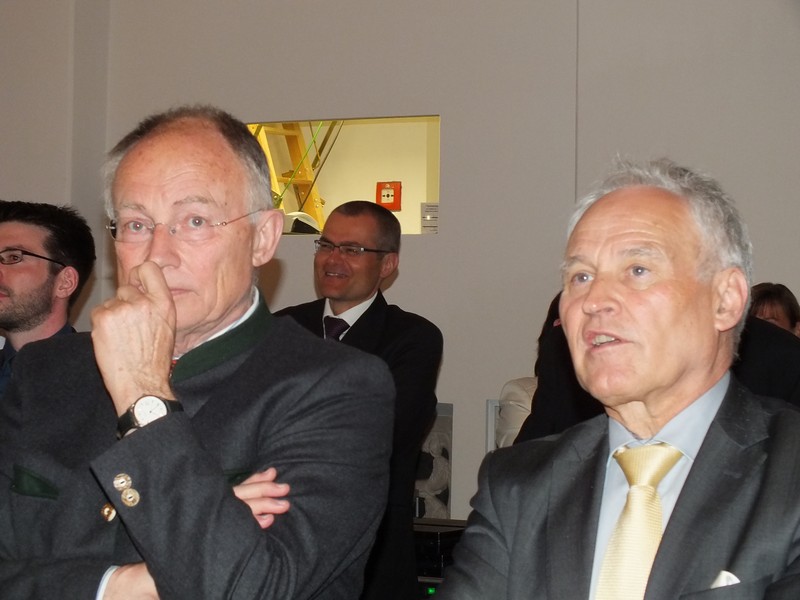 Gäste des Empfangs zu Ehren von Herrn Georg Schmid www.muenchenfenster.de