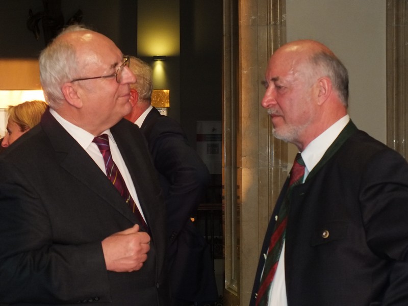 Gäste des Empfangs zu Ehren von Herrn Georg Schmid www.muenchenfenster.de