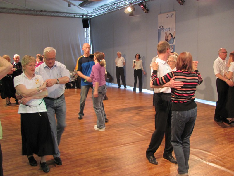 Auf der 66 plus kann jeder sein Tanzbein schwingen www.muenchenfenster.de