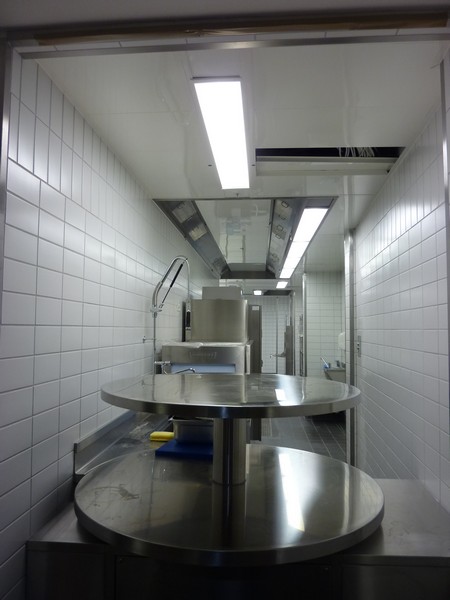 Die hoch moderne Küche des Lokals www.muenchenfenster.de