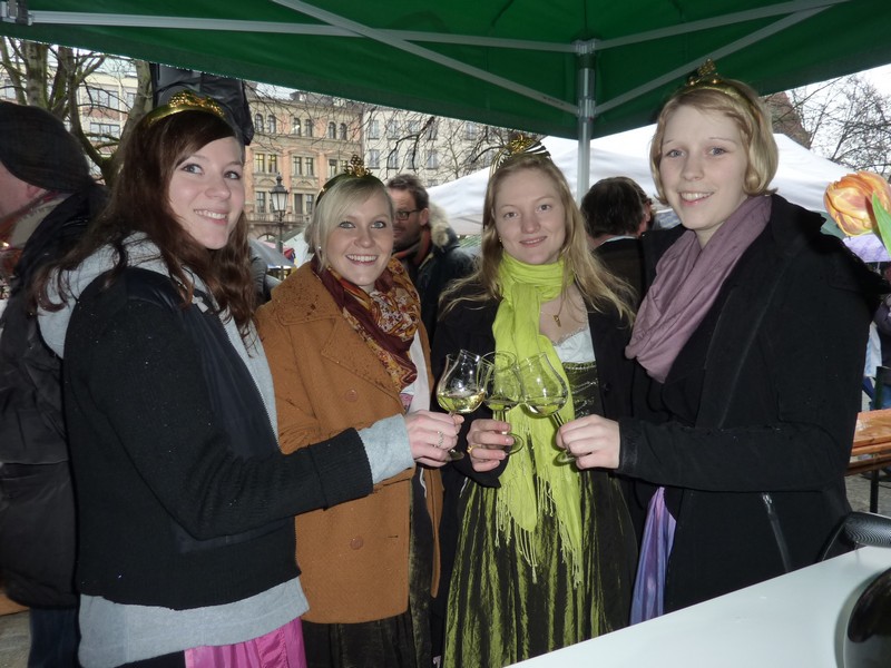 Die Unterfränkischen Weinprinzessinnen beim Spargelanstich auf dem Viktualienmarkt www.muenchenfenster.de