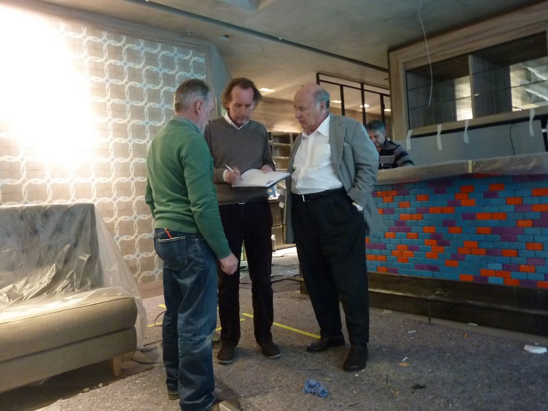 Herr Roland Kuffler ,rechts bespricht noch die Einzelheiten mit den Handwerkern www.muenchenfenster.de