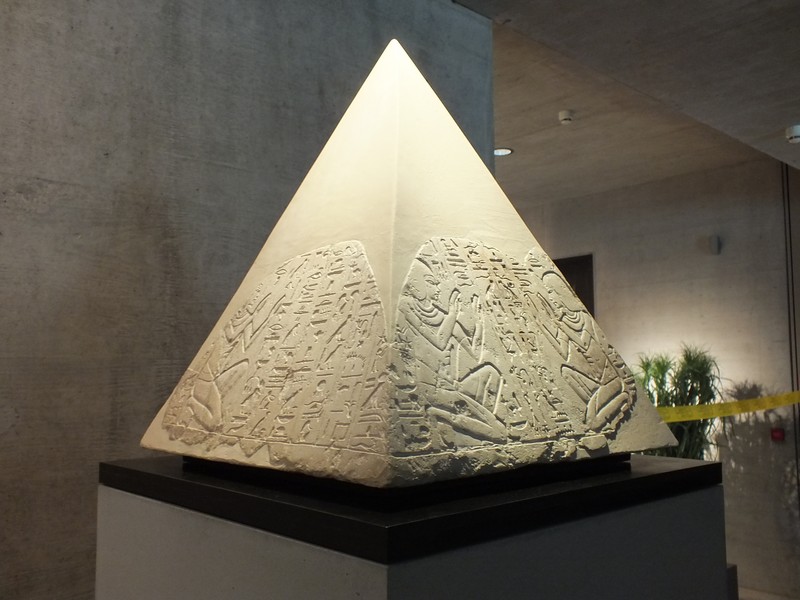 Pyramide mit Innschrift www.muenchenfenster.de