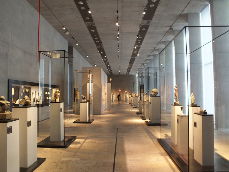 Einer der architektonisch gelungenen Ausstellungsräume im Museum www.muenchenfenster.de