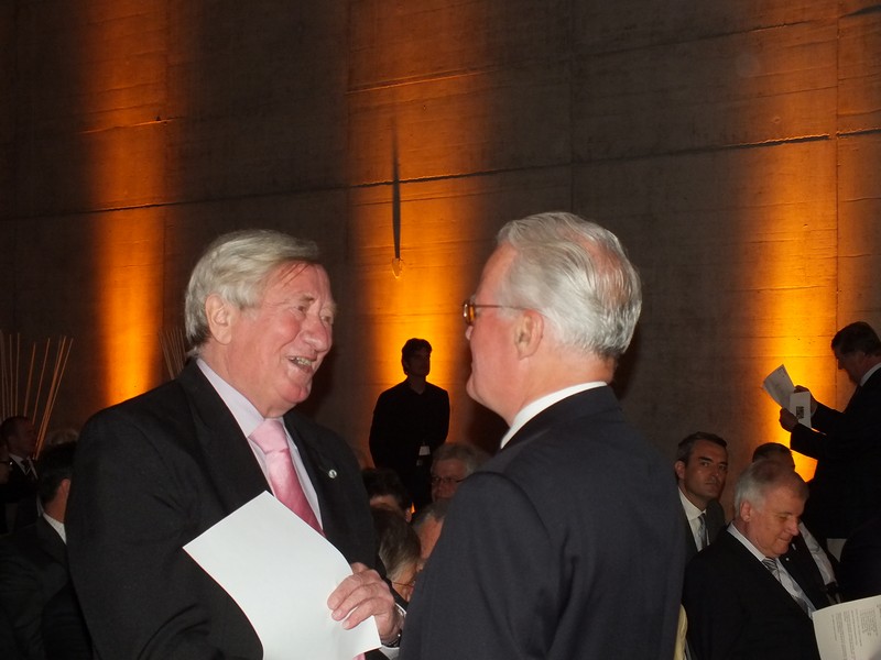 Gleich ist es soweit alles bereitet sich auf die Ansprache vor www.muenchenfenster.de